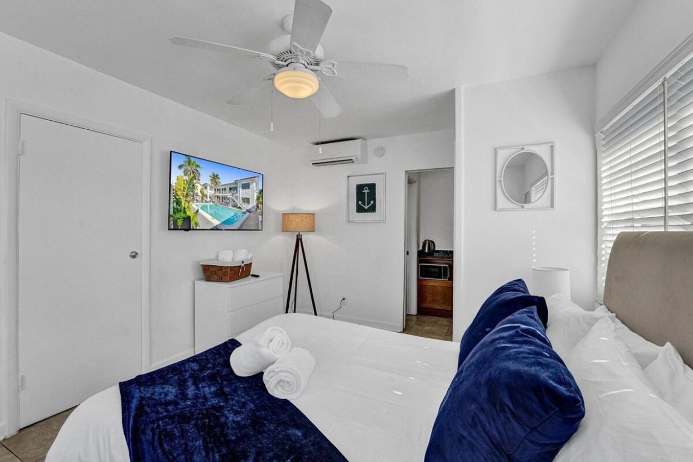 Waves On Desoto Rental Unit With Pool 할리우드 외부 사진