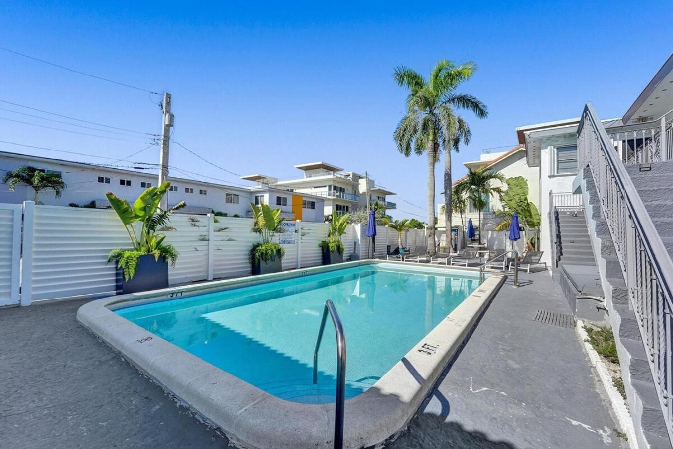 Waves On Desoto Rental Unit With Pool 할리우드 외부 사진
