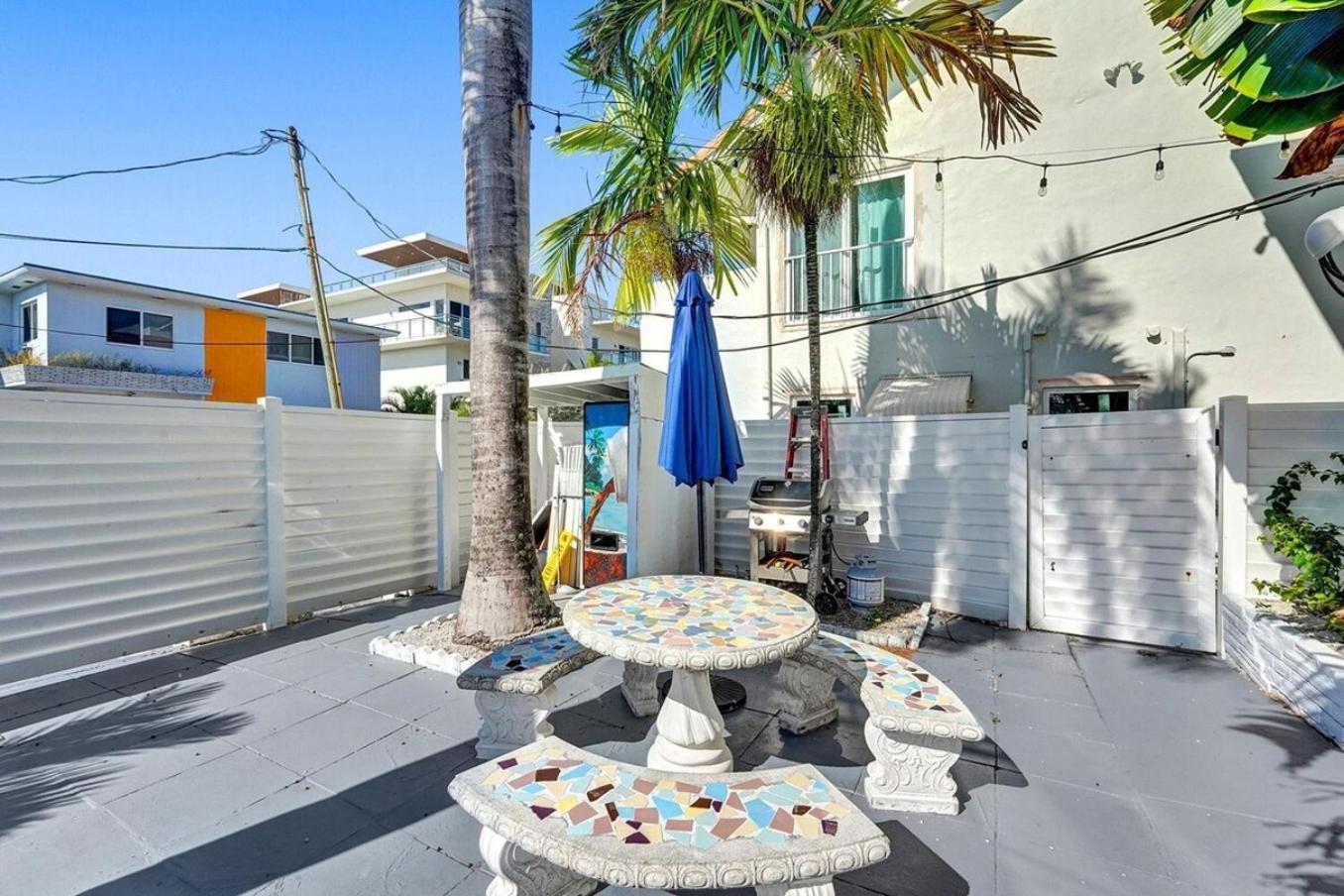 Waves On Desoto Rental Unit With Pool 할리우드 외부 사진